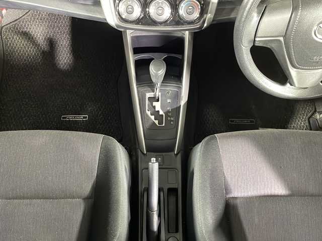 トヨタ カローラ フィールダー 1．5X 福岡県 2013(平25)年 6.1万km スーパーホワイトⅡ 純正ナビ/Bluetooth/TV/CD/横滑り防止装置/オールパワーウィンドウ/エアコン/ETC/純正フロアマット/リモコンキー/電動格納ミラー