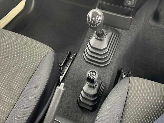 スズキ ジムニー XC 千葉県 2022(令4)年 0.4万km シフォンアイボリーM セーフティサポート（予防安全技術）/・デュアルセンサーブレーキサポート/・誤発進抑制機能（AT車のみ）/・車線逸脱警報機能/・ふらつき警報機能/・先行車発進お知らせ機能/・標識認識機能/（車両進入禁止／はみ出し禁止／最高速度）/・ハイビームアシスト/社外9インチナビ(ALPINE X9NXL)/・フルセグTV/・Bluetoothオーディオ接続/・DVD再生機能/・AppleCarPlay/AndroidAuto/・バックカメラ/スマートキー（プッシュスタート）/クルーズコントロール/LEDヘッドライト/オートエアコン