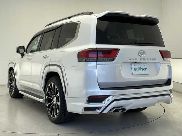 トヨタ ランドクルーザー ZX 千葉県 2023(令5)年 0.4万km プレシャスホワイトパール 衝突被害軽減システム/レーンキープアシスト/ブラインドスポットモニター/コーナーセンサー（前後）/レーダークルーズコントロール/オートハイビーム/LEDヘッドライト/サンルーフ/後席用モニター/純正メモリナビ/　（Bluetooth/CD/DVD/フルセグTV/USB）/Miracast/HDMI/車外カメラ/　（バック/全方位）/純正ビルトインETC2.0/全席パワーシート/1.2列目シートヒーター/1.2列目エアシート/パワーステアリング/ステアリングヒーター/MTモード付AT/JBLサウンド/クールBOX/リアエンターテイメント/モデリスタエアロ/WALD22インチアルミホイール