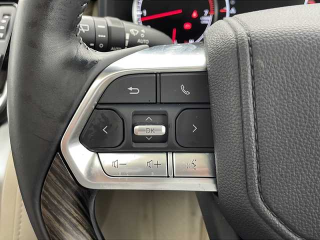 トヨタ ランドクルーザー ZX 千葉県 2023(令5)年 0.4万km プレシャスホワイトパール 衝突被害軽減システム/レーンキープアシスト/ブラインドスポットモニター/コーナーセンサー（前後）/レーダークルーズコントロール/オートハイビーム/LEDヘッドライト/サンルーフ/後席用モニター/純正メモリナビ/　（Bluetooth/CD/DVD/フルセグTV/USB）/Miracast/HDMI/車外カメラ/　（バック/全方位）/純正ビルトインETC2.0/全席パワーシート/1.2列目シートヒーター/1.2列目エアシート/パワーステアリング/ステアリングヒーター/MTモード付AT/JBLサウンド/クールBOX/リアエンターテイメント/モデリスタエアロ/WALD22インチアルミホイール