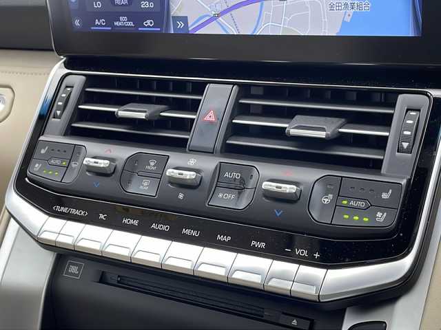 トヨタ ランドクルーザー ZX 千葉県 2023(令5)年 0.4万km プレシャスホワイトパール 衝突被害軽減システム/レーンキープアシスト/ブラインドスポットモニター/コーナーセンサー（前後）/レーダークルーズコントロール/オートハイビーム/LEDヘッドライト/サンルーフ/後席用モニター/純正メモリナビ/　（Bluetooth/CD/DVD/フルセグTV/USB）/Miracast/HDMI/車外カメラ/　（バック/全方位）/純正ビルトインETC2.0/全席パワーシート/1.2列目シートヒーター/1.2列目エアシート/パワーステアリング/ステアリングヒーター/MTモード付AT/JBLサウンド/クールBOX/リアエンターテイメント/モデリスタエアロ/WALD22インチアルミホイール