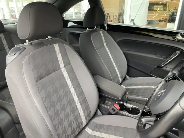 フォルクスワーゲン ザ・ビートル デザイン 福岡県 2018(平30)年 4.3万km ディープブラックパールエフェクト クルーズコントロール/純正ナビ　/フルセグTV/Bluetooth/バックカメラ　/ＣＤ／ＤＶＤ　/オートライト　/フロントフォグランプ　/リアフォグランプ　/ヘリテージ１７インチアルミホイール　/ドライブレコーダー/ETC
