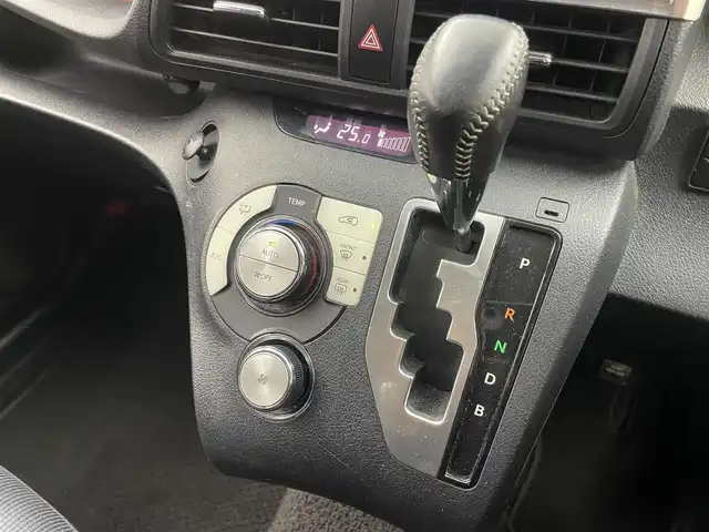 トヨタ シエンタ ハイブリッド G 埼玉県 2016(平28)年 8万km ブラックマイカ 社外ナビ　ビルトインＥＴＣ　衝突軽減ブレーキ　両側パワースライドドア　純正フロアマット　ステアリングスイッチ　プッシュスタート　スマートキー　ＬＥＤヘッドライト　Ｂｌｕｅｔｏｏｔｈ　ＣＤ　地デジＴＶ