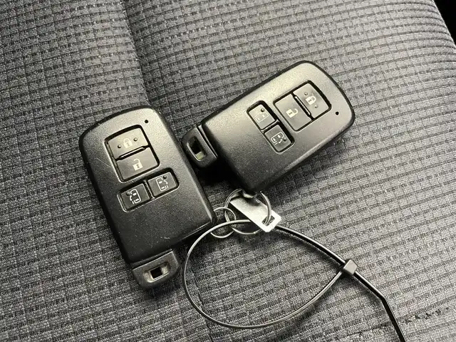 トヨタ シエンタ ハイブリッド G 埼玉県 2016(平28)年 8万km ブラックマイカ 社外ナビ　ビルトインＥＴＣ　衝突軽減ブレーキ　両側パワースライドドア　純正フロアマット　ステアリングスイッチ　プッシュスタート　スマートキー　ＬＥＤヘッドライト　Ｂｌｕｅｔｏｏｔｈ　ＣＤ　地デジＴＶ