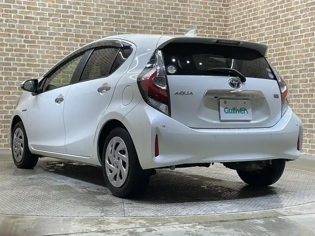 トヨタ アクア S スタイルブラック 岩手県 2018(平30)年 9.7万km ホワイトパールクリスタルシャイン トヨタセーフティセンスC/プリクラッシュセーフティ/レーンディパーチャーアラート/オートマチックハイビーム/先行車発進告知機能/横滑り防止装置/クリアランスソナー/パーキングサポートブレーキ/オートエアコン/オートライト/純正ナビ/バックカメラ/ETC/ドライブレコーダー/ステアリングスイッチ/ヘッドライトレベライザー/純正フロアマット/15インチスチールホイール/純正ホイールキャップ