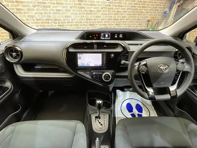 トヨタ アクア S スタイルブラック 岩手県 2018(平30)年 9.7万km ホワイトパールクリスタルシャイン トヨタセーフティセンスC/プリクラッシュセーフティ/レーンディパーチャーアラート/オートマチックハイビーム/先行車発進告知機能/横滑り防止装置/クリアランスソナー/パーキングサポートブレーキ/オートエアコン/オートライト/純正ナビ/バックカメラ/ETC/ドライブレコーダー/ステアリングスイッチ/ヘッドライトレベライザー/純正フロアマット/15インチスチールホイール/純正ホイールキャップ