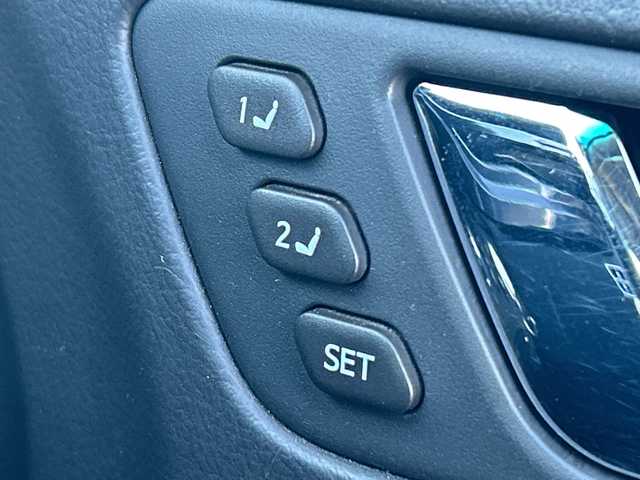 トヨタ クラウン アスリート アスリート 茨城県 2010(平22)年 13.8万km ホワイトパールクリスタルシャイン 純正ナビ　/-TV/AM/FM/AUX/衝突軽減システム　/ＴＲＤエアロ　/バックカメラ/レザーシート　/クルーズコントロール　/D席N席パワーシート　/D席N席シートヒーター　/D席N席エアシート　/ドライブレコーダー　/電動チルト　　/ＥＴＣ　/プッシュスタート