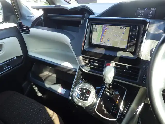 トヨタ ノア G 千葉県 2019(平31)年 5.7万km ボルドーマイカメタリック トヨタセーフティセンス/・プリクラッシュセーフティ/・レーンディパーチャーアラート/・オートハイビーム/クルーズコントロール/アイドリングストップ/両側パワースライドドア/バックドアイージークローザ/純正SDナビ/地デジTV/【DVD/CD再生可　Bluetooth接続】/バックカメラ/ETC/LEDヘッドライト/フォグライト/ウインカーミラー/前席シートヒーター/革巻きステアリング/ステアリングスイッチ/クリアランスソナー/純正15インチアルミホイル/スマートキー