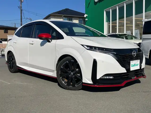 日産 オーラ ニスモ 静岡県 2022(令4)年 1.7万km ピュアホワイトパール エンジンスタートボタン/スマートキー/パワーステアリング/パワーウィンドウ/クルーズコントロール/オートエアコン/ETC/USB入力端子/全方位カメラ/純正SDナビ（CD.DVD.BT.フルセグ）/ドライブレコーダー/純正フロアマット/純正アルミホイール/ABS/横滑り防止装置/コーナーセンサー/オートライト/オートマチックハイビーム/レーンキープアシスト/W+サイドエアバック