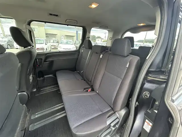 トヨタ ヴォクシー X 群馬県 2015(平27)年 11.6万km ダークバイオレットマイカメタリック (株)IDOMが運営する【じしゃロン伊勢崎店】の自社ローン専用車両になりますこちらは現金またはオートローンご利用時の価格です。自社ローンご希望の方は別途その旨お申付け下さい/両側パワースライドドア/ドアバイザー/イージークローザー/アイドリングストップ