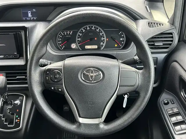 トヨタ ヴォクシー X 群馬県 2015(平27)年 11.6万km ダークバイオレットマイカメタリック (株)IDOMが運営する【じしゃロン伊勢崎店】の自社ローン専用車両になりますこちらは現金またはオートローンご利用時の価格です。自社ローンご希望の方は別途その旨お申付け下さい/両側パワースライドドア/ドアバイザー/イージークローザー/アイドリングストップ