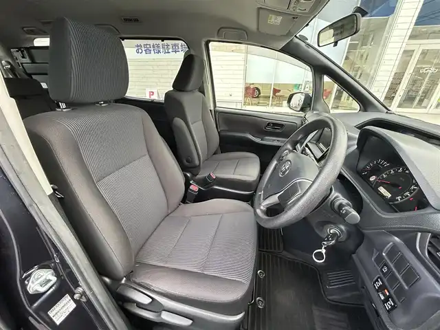 トヨタ ヴォクシー X 群馬県 2015(平27)年 11.6万km ダークバイオレットマイカメタリック (株)IDOMが運営する【じしゃロン伊勢崎店】の自社ローン専用車両になりますこちらは現金またはオートローンご利用時の価格です。自社ローンご希望の方は別途その旨お申付け下さい/両側パワースライドドア/ドアバイザー/イージークローザー/アイドリングストップ