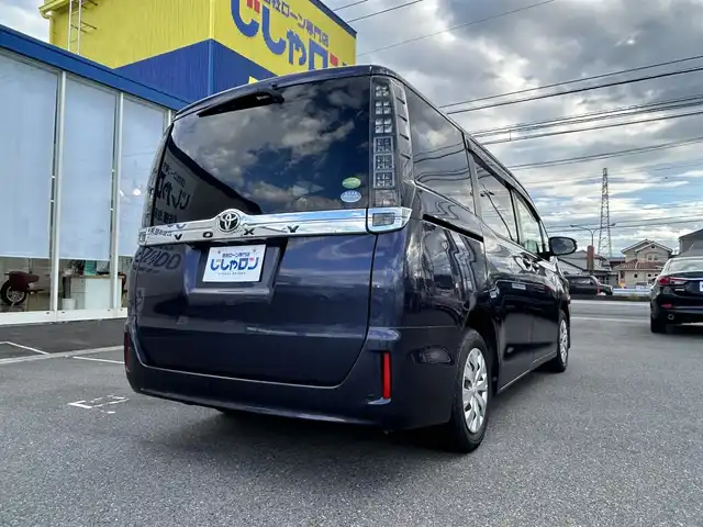 トヨタ ヴォクシー X 群馬県 2015(平27)年 11.6万km ダークバイオレットマイカメタリック (株)IDOMが運営する【じしゃロン伊勢崎店】の自社ローン専用車両になりますこちらは現金またはオートローンご利用時の価格です。自社ローンご希望の方は別途その旨お申付け下さい/両側パワースライドドア/ドアバイザー/イージークローザー/アイドリングストップ