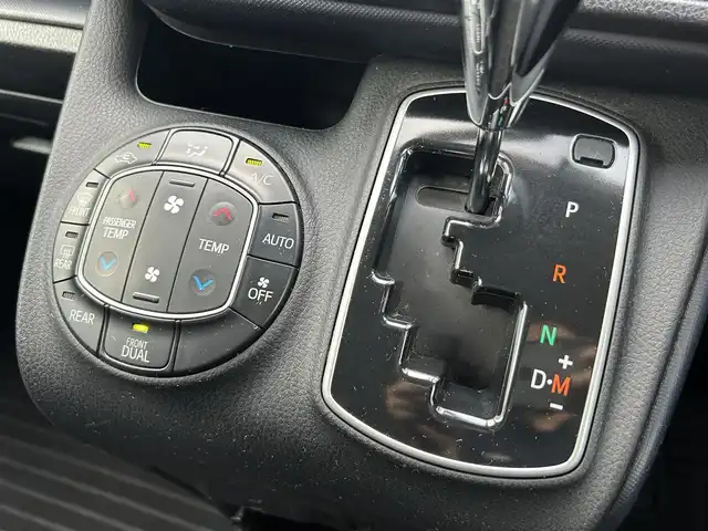 トヨタ ヴォクシー X 群馬県 2015(平27)年 11.6万km ダークバイオレットマイカメタリック (株)IDOMが運営する【じしゃロン伊勢崎店】の自社ローン専用車両になりますこちらは現金またはオートローンご利用時の価格です。自社ローンご希望の方は別途その旨お申付け下さい/両側パワースライドドア/ドアバイザー/イージークローザー/アイドリングストップ