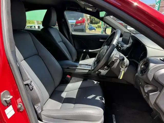 レクサス ＩＳ 300h 千葉県 2023(令5)年 1.6万km レッドマイカクリスタルシャイン レクサスセーフティ/純正ナビ/フルセグ/パノラミックビューモニター/三眼フルLEDヘッドランプ/革巻きステアリング/前後ドライブレコーダー/レーダークルーズコントロール/BSM/レーンキープアシスト/合皮シート/パワーシート/シートヒーター/パドルシフト/オートライト/オートハイビーム