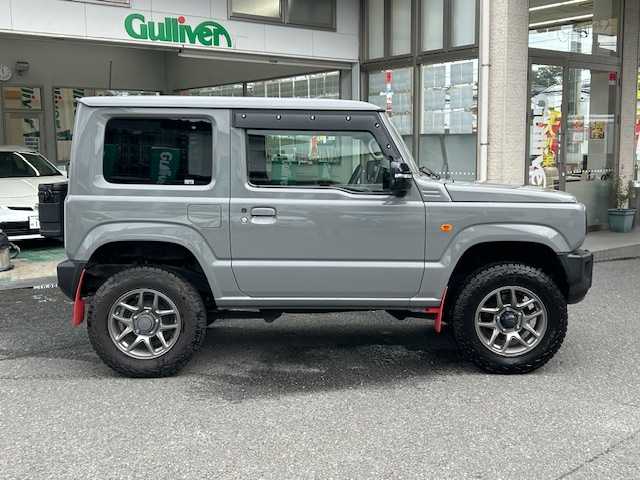スズキ ジムニー XC 宮城県 2020(令2)年 2.4万km ミディアムグレー 4WD/4WD切り替えスイッチ/JAOS40mmアップキット（純正あり）/スイスポ用リアフォブスイッチ（純正あり）/CLLINK背面ボックス/純正ナビ/FM/AM/i Pod/USB/BT/CD/DVD/フルセグTV/バックカメラ/ステアリングスイッチ/前席シートヒーター/社外デジタルインナーミラー/純正アルミ冬タイヤ16インチ/積み込み社外アルミ夏タイヤ/クルーズコントロール/横滑り防止装置/衝突被害軽減システム/ダウンヒルアシストコントロール/レーンキープアシスト/盗難防止装置/社外フロアマット/ウィンカードアミラー/電動格納ミラー/社外前後ドライブレコーダー/LEDライト/ETC/プッシュスタート/保証書・記録簿・取扱説明書