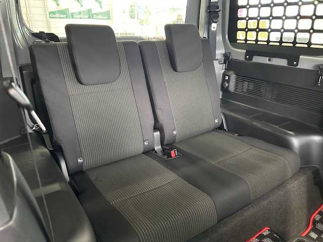 スズキ ジムニー XC 宮城県 2020(令2)年 2.4万km ミディアムグレー 4WD/4WD切り替えスイッチ/JAOS40mmアップキット（純正あり）/スイスポ用リアフォブスイッチ（純正あり）/CLLINK背面ボックス/純正ナビ/FM/AM/i Pod/USB/BT/CD/DVD/フルセグTV/バックカメラ/ステアリングスイッチ/前席シートヒーター/社外デジタルインナーミラー/純正アルミ冬タイヤ16インチ/積み込み社外アルミ夏タイヤ/クルーズコントロール/横滑り防止装置/衝突被害軽減システム/ダウンヒルアシストコントロール/レーンキープアシスト/盗難防止装置/社外フロアマット/ウィンカードアミラー/電動格納ミラー/社外前後ドライブレコーダー/LEDライト/ETC/プッシュスタート/保証書・記録簿・取扱説明書