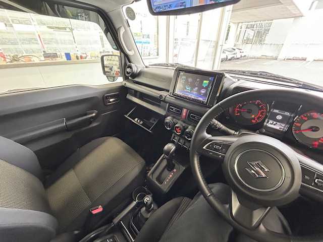 スズキ ジムニー XC 宮城県 2020(令2)年 2.4万km ミディアムグレー 4WD/4WD切り替えスイッチ/JAOS40mmアップキット（純正あり）/スイスポ用リアフォブスイッチ（純正あり）/CLLINK背面ボックス/純正ナビ/FM/AM/i Pod/USB/BT/CD/DVD/フルセグTV/バックカメラ/ステアリングスイッチ/前席シートヒーター/社外デジタルインナーミラー/純正アルミ冬タイヤ16インチ/積み込み社外アルミ夏タイヤ/クルーズコントロール/横滑り防止装置/衝突被害軽減システム/ダウンヒルアシストコントロール/レーンキープアシスト/盗難防止装置/社外フロアマット/ウィンカードアミラー/電動格納ミラー/社外前後ドライブレコーダー/LEDライト/ETC/プッシュスタート/保証書・記録簿・取扱説明書