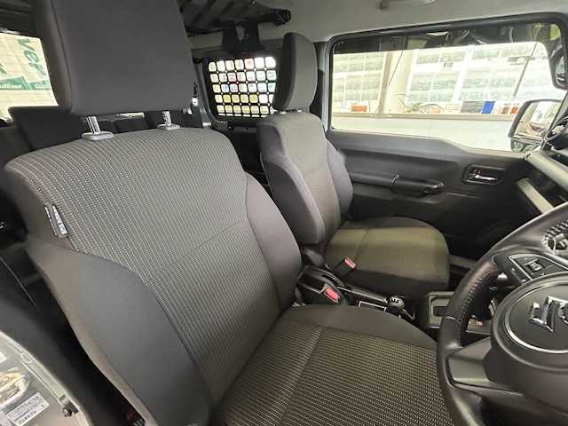 スズキ ジムニー XC 宮城県 2020(令2)年 2.4万km ミディアムグレー 4WD/4WD切り替えスイッチ/JAOS40mmアップキット（純正あり）/スイスポ用リアフォブスイッチ（純正あり）/CLLINK背面ボックス/純正ナビ/FM/AM/i Pod/USB/BT/CD/DVD/フルセグTV/バックカメラ/ステアリングスイッチ/前席シートヒーター/社外デジタルインナーミラー/純正アルミ冬タイヤ16インチ/積み込み社外アルミ夏タイヤ/クルーズコントロール/横滑り防止装置/衝突被害軽減システム/ダウンヒルアシストコントロール/レーンキープアシスト/盗難防止装置/社外フロアマット/ウィンカードアミラー/電動格納ミラー/社外前後ドライブレコーダー/LEDライト/ETC/プッシュスタート/保証書・記録簿・取扱説明書