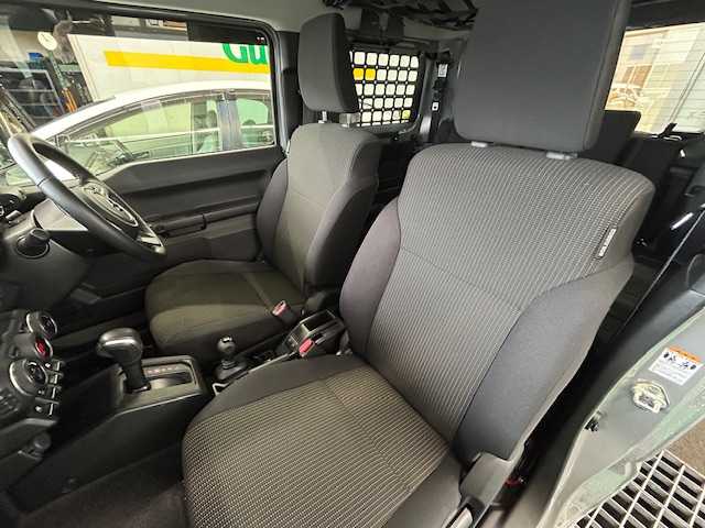 スズキ ジムニー XC 宮城県 2020(令2)年 2.4万km ミディアムグレー 4WD/4WD切り替えスイッチ/JAOS40mmアップキット（純正あり）/スイスポ用リアフォブスイッチ（純正あり）/CLLINK背面ボックス/純正ナビ/FM/AM/i Pod/USB/BT/CD/DVD/フルセグTV/バックカメラ/ステアリングスイッチ/前席シートヒーター/社外デジタルインナーミラー/純正アルミ冬タイヤ16インチ/積み込み社外アルミ夏タイヤ/クルーズコントロール/横滑り防止装置/衝突被害軽減システム/ダウンヒルアシストコントロール/レーンキープアシスト/盗難防止装置/社外フロアマット/ウィンカードアミラー/電動格納ミラー/社外前後ドライブレコーダー/LEDライト/ETC/プッシュスタート/保証書・記録簿・取扱説明書