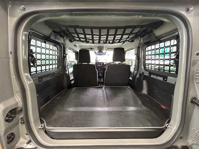 スズキ ジムニー XC 宮城県 2020(令2)年 2.4万km ミディアムグレー 4WD/4WD切り替えスイッチ/JAOS40mmアップキット（純正あり）/スイスポ用リアフォブスイッチ（純正あり）/CLLINK背面ボックス/純正ナビ/FM/AM/i Pod/USB/BT/CD/DVD/フルセグTV/バックカメラ/ステアリングスイッチ/前席シートヒーター/社外デジタルインナーミラー/純正アルミ冬タイヤ16インチ/積み込み社外アルミ夏タイヤ/クルーズコントロール/横滑り防止装置/衝突被害軽減システム/ダウンヒルアシストコントロール/レーンキープアシスト/盗難防止装置/社外フロアマット/ウィンカードアミラー/電動格納ミラー/社外前後ドライブレコーダー/LEDライト/ETC/プッシュスタート/保証書・記録簿・取扱説明書