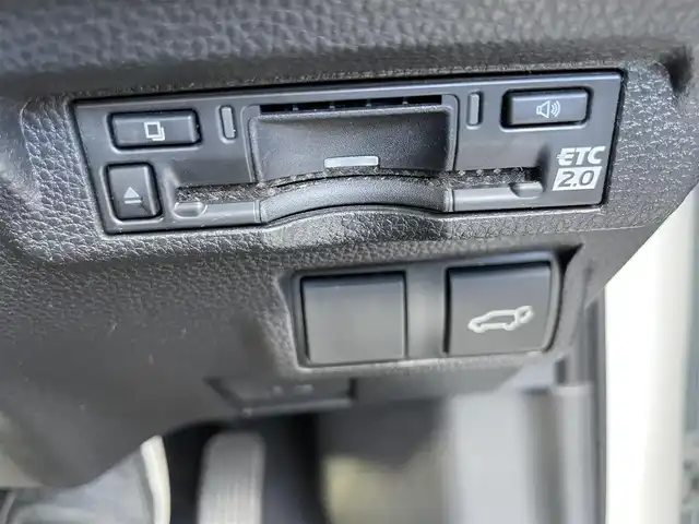 トヨタ カローラ クロス ハイブリッド Z 茨城県 2024(令6)年 1.6万km プラチナホワイトパールマイカ ワンオーナー/純正ディスプレイオーディオ/フルセグTV/Bluetooth/Mira cast/ドライブレコーダー/バックカメラ/シートヒーター/パワーシート/ETC2.0/トヨタセーフティセンス/レーダークルーズコントロール/ブラインドスポットモニター/オートマチックハイビーム/レーンキープアシスト/ステアリングスイッチ/横滑り防止装置/パワーリヤゲート/置くだけ充電/ハーフレザー/スペアキー1/新車時保証書/取扱説明書