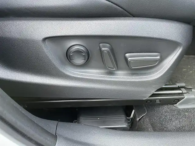 トヨタ カローラ クロス ハイブリッド Z 茨城県 2024(令6)年 1.6万km プラチナホワイトパールマイカ ワンオーナー/純正ディスプレイオーディオ/フルセグTV/Bluetooth/Mira cast/ドライブレコーダー/バックカメラ/シートヒーター/パワーシート/ETC2.0/トヨタセーフティセンス/レーダークルーズコントロール/ブラインドスポットモニター/オートマチックハイビーム/レーンキープアシスト/ステアリングスイッチ/横滑り防止装置/パワーリヤゲート/置くだけ充電/ハーフレザー/スペアキー1/新車時保証書/取扱説明書