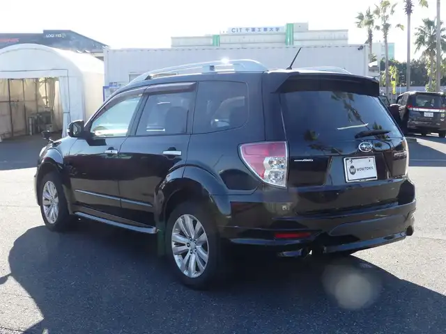 スバル フォレスター 2．0XSプレミアムセレクション 千葉県 2011(平23)年 12.1万km オブシディアンブラックパール レザーシート/前席パワーシート/シートヒーター/社外HDDナビ/地デジTV/【DVD/CD再生機能　Bluetooth接続】/ETC/HIDヘッドライト/ウインカーミラー/純正17インチアルミホイル/サイド/カーテンエアバッグ/キーレスアクセス