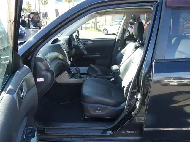 スバル フォレスター 2．0XSプレミアムセレクション 千葉県 2011(平23)年 12.1万km オブシディアンブラックパール レザーシート/前席パワーシート/シートヒーター/社外HDDナビ/地デジTV/【DVD/CD再生機能　Bluetooth接続】/ETC/HIDヘッドライト/ウインカーミラー/純正17インチアルミホイル/サイド/カーテンエアバッグ/キーレスアクセス