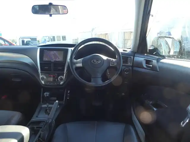 スバル フォレスター 2．0XSプレミアムセレクション 千葉県 2011(平23)年 12.1万km オブシディアンブラックパール レザーシート/前席パワーシート/シートヒーター/社外HDDナビ/地デジTV/【DVD/CD再生機能　Bluetooth接続】/ETC/HIDヘッドライト/ウインカーミラー/純正17インチアルミホイル/サイド/カーテンエアバッグ/キーレスアクセス
