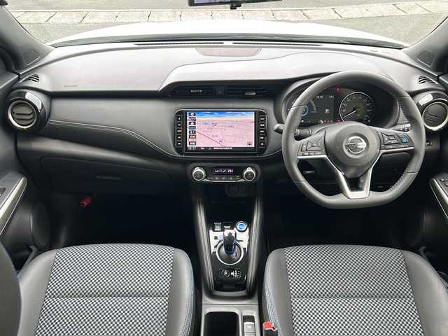 日産 キックス X 静岡県 2021(令3)年 4.7万km ブリリアントホワイトパール/ピュアブラック 2トーン 純正ナビ/・iPod/・SD/・FM/AM/・CD/DVD/・USB/・Bluetooth/・MUSIC STOCKER/主要装備/・アラウンドビューモニター/・プロパイロット/・ＥＴＣ/・電動パーキング/・ＬＥＤヘッドライト/・ツートンカラー/・ハーフレザー/・サイドカーテンエアバッグ/・衝突被害軽減システム/・車線逸脱警報/・クリアランスソナー/・オートホールド