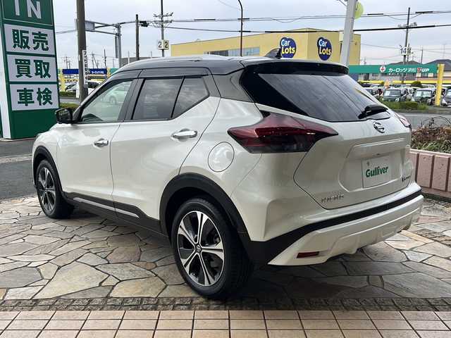 日産 キックス X 静岡県 2021(令3)年 4.7万km ブリリアントホワイトパール/ピュアブラック 2トーン 純正ナビ/・iPod/・SD/・FM/AM/・CD/DVD/・USB/・Bluetooth/・MUSIC STOCKER/主要装備/・アラウンドビューモニター/・プロパイロット/・ＥＴＣ/・電動パーキング/・ＬＥＤヘッドライト/・ツートンカラー/・ハーフレザー/・サイドカーテンエアバッグ/・衝突被害軽減システム/・車線逸脱警報/・クリアランスソナー/・オートホールド