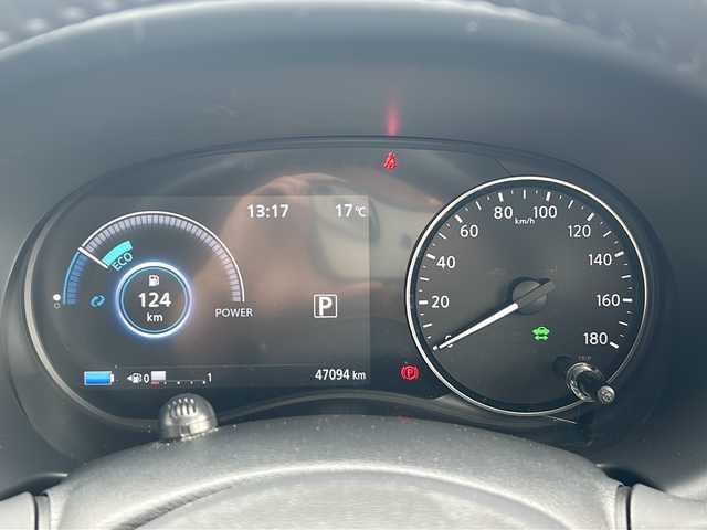 日産 キックス X 静岡県 2021(令3)年 4.7万km ブリリアントホワイトパール/ピュアブラック 2トーン 純正ナビ/・iPod/・SD/・FM/AM/・CD/DVD/・USB/・Bluetooth/・MUSIC STOCKER/主要装備/・アラウンドビューモニター/・プロパイロット/・ＥＴＣ/・電動パーキング/・ＬＥＤヘッドライト/・ツートンカラー/・ハーフレザー/・サイドカーテンエアバッグ/・衝突被害軽減システム/・車線逸脱警報/・クリアランスソナー/・オートホールド