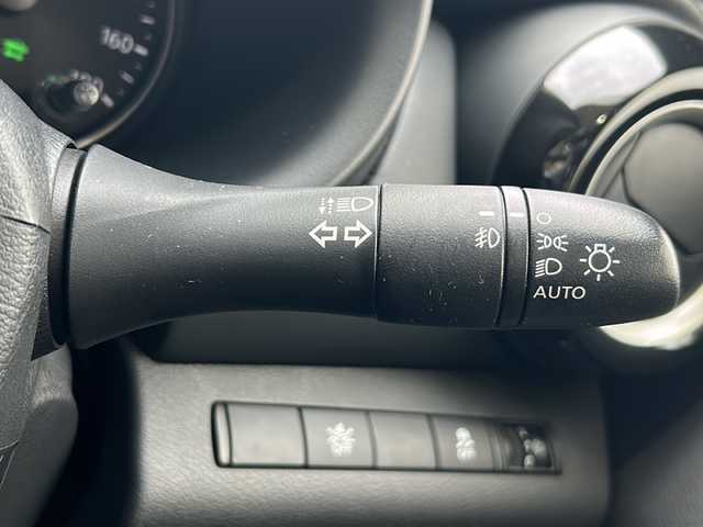 日産 キックス X 静岡県 2021(令3)年 4.7万km ブリリアントホワイトパール/ピュアブラック 2トーン 純正ナビ/・iPod/・SD/・FM/AM/・CD/DVD/・USB/・Bluetooth/・MUSIC STOCKER/主要装備/・アラウンドビューモニター/・プロパイロット/・ＥＴＣ/・電動パーキング/・ＬＥＤヘッドライト/・ツートンカラー/・ハーフレザー/・サイドカーテンエアバッグ/・衝突被害軽減システム/・車線逸脱警報/・クリアランスソナー/・オートホールド