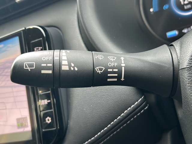 日産 キックス X 静岡県 2021(令3)年 4.7万km ブリリアントホワイトパール/ピュアブラック 2トーン 純正ナビ/・iPod/・SD/・FM/AM/・CD/DVD/・USB/・Bluetooth/・MUSIC STOCKER/主要装備/・アラウンドビューモニター/・プロパイロット/・ＥＴＣ/・電動パーキング/・ＬＥＤヘッドライト/・ツートンカラー/・ハーフレザー/・サイドカーテンエアバッグ/・衝突被害軽減システム/・車線逸脱警報/・クリアランスソナー/・オートホールド