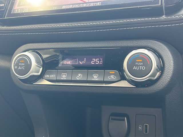 日産 キックス X 静岡県 2021(令3)年 4.7万km ブリリアントホワイトパール/ピュアブラック 2トーン 純正ナビ/・iPod/・SD/・FM/AM/・CD/DVD/・USB/・Bluetooth/・MUSIC STOCKER/主要装備/・アラウンドビューモニター/・プロパイロット/・ＥＴＣ/・電動パーキング/・ＬＥＤヘッドライト/・ツートンカラー/・ハーフレザー/・サイドカーテンエアバッグ/・衝突被害軽減システム/・車線逸脱警報/・クリアランスソナー/・オートホールド