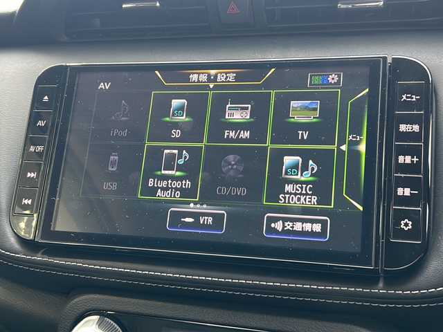 日産 キックス X 静岡県 2021(令3)年 4.7万km ブリリアントホワイトパール/ピュアブラック 2トーン 純正ナビ/・iPod/・SD/・FM/AM/・CD/DVD/・USB/・Bluetooth/・MUSIC STOCKER/主要装備/・アラウンドビューモニター/・プロパイロット/・ＥＴＣ/・電動パーキング/・ＬＥＤヘッドライト/・ツートンカラー/・ハーフレザー/・サイドカーテンエアバッグ/・衝突被害軽減システム/・車線逸脱警報/・クリアランスソナー/・オートホールド