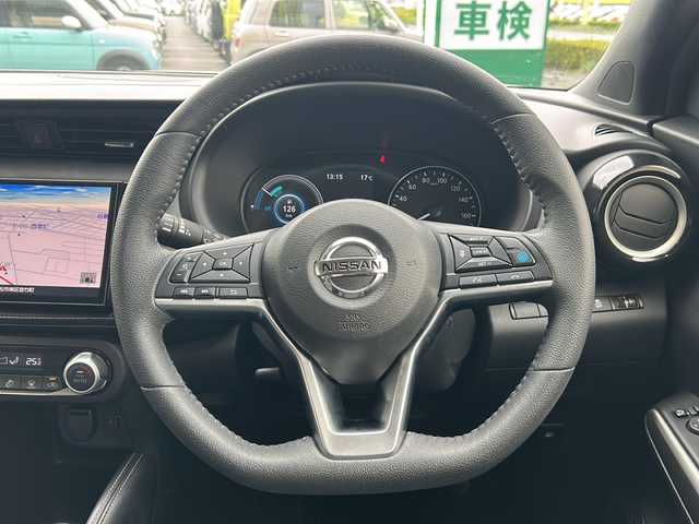 日産 キックス X 静岡県 2021(令3)年 4.7万km ブリリアントホワイトパール/ピュアブラック 2トーン 純正ナビ/・iPod/・SD/・FM/AM/・CD/DVD/・USB/・Bluetooth/・MUSIC STOCKER/主要装備/・アラウンドビューモニター/・プロパイロット/・ＥＴＣ/・電動パーキング/・ＬＥＤヘッドライト/・ツートンカラー/・ハーフレザー/・サイドカーテンエアバッグ/・衝突被害軽減システム/・車線逸脱警報/・クリアランスソナー/・オートホールド