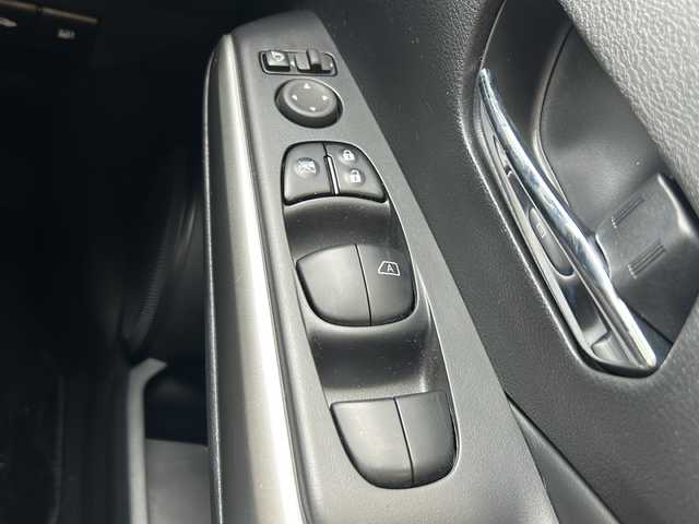 日産 キックス X 静岡県 2021(令3)年 4.7万km ブリリアントホワイトパール/ピュアブラック 2トーン 純正ナビ/・iPod/・SD/・FM/AM/・CD/DVD/・USB/・Bluetooth/・MUSIC STOCKER/主要装備/・アラウンドビューモニター/・プロパイロット/・ＥＴＣ/・電動パーキング/・ＬＥＤヘッドライト/・ツートンカラー/・ハーフレザー/・サイドカーテンエアバッグ/・衝突被害軽減システム/・車線逸脱警報/・クリアランスソナー/・オートホールド