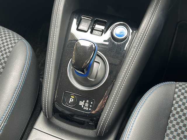 日産 キックス X 静岡県 2021(令3)年 4.7万km ブリリアントホワイトパール/ピュアブラック 2トーン 純正ナビ/・iPod/・SD/・FM/AM/・CD/DVD/・USB/・Bluetooth/・MUSIC STOCKER/主要装備/・アラウンドビューモニター/・プロパイロット/・ＥＴＣ/・電動パーキング/・ＬＥＤヘッドライト/・ツートンカラー/・ハーフレザー/・サイドカーテンエアバッグ/・衝突被害軽減システム/・車線逸脱警報/・クリアランスソナー/・オートホールド