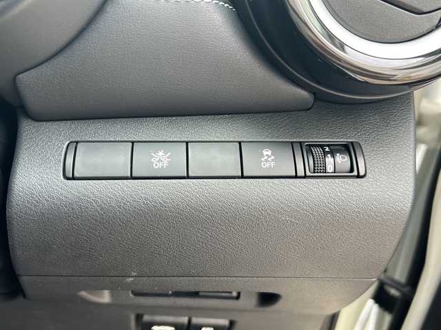 日産 キックス X 静岡県 2021(令3)年 4.7万km ブリリアントホワイトパール/ピュアブラック 2トーン 純正ナビ/・iPod/・SD/・FM/AM/・CD/DVD/・USB/・Bluetooth/・MUSIC STOCKER/主要装備/・アラウンドビューモニター/・プロパイロット/・ＥＴＣ/・電動パーキング/・ＬＥＤヘッドライト/・ツートンカラー/・ハーフレザー/・サイドカーテンエアバッグ/・衝突被害軽減システム/・車線逸脱警報/・クリアランスソナー/・オートホールド