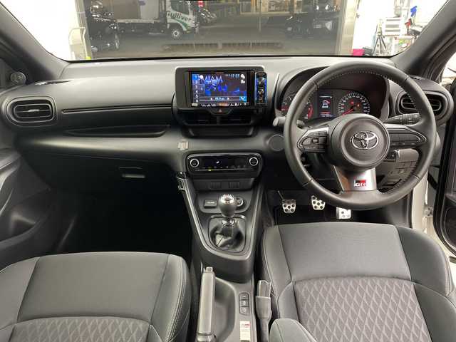 トヨタ ＧＲヤリス RC 兵庫県 2023(令5)年 2.6万km スーパーホワイトⅡ ・carrozzeriaディスプレイオーディオ（BT/USB/CD/DVD)/・社外前後ドライブレコーダー/・ETC2.0/・カーボンルーフ/・純正18インチAW/・KENWOOD製スピーカー/・バックカメラ/・リモコンキー