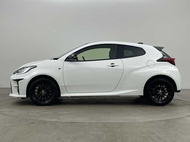 トヨタ ＧＲヤリス RC 兵庫県 2023(令5)年 2.6万km スーパーホワイトⅡ ・carrozzeriaディスプレイオーディオ（BT/USB/CD/DVD)/・社外前後ドライブレコーダー/・ETC2.0/・カーボンルーフ/・純正18インチAW/・KENWOOD製スピーカー/・バックカメラ/・リモコンキー