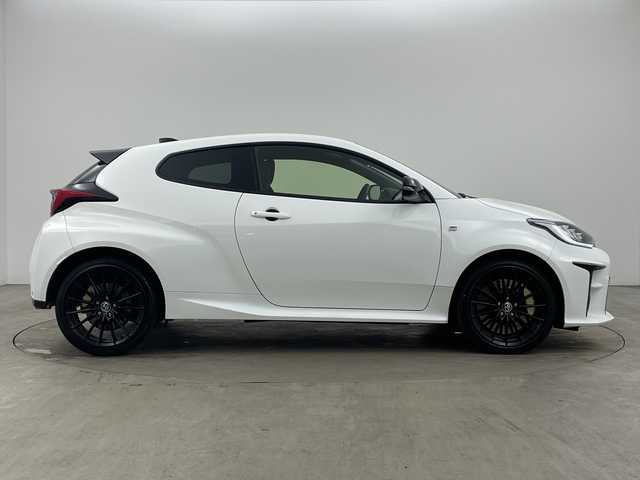 トヨタ ＧＲヤリス RC 兵庫県 2023(令5)年 2.6万km スーパーホワイトⅡ ・carrozzeriaディスプレイオーディオ（BT/USB/CD/DVD)/・社外前後ドライブレコーダー/・ETC2.0/・カーボンルーフ/・純正18インチAW/・KENWOOD製スピーカー/・バックカメラ/・リモコンキー