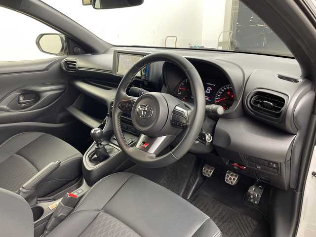 トヨタ ＧＲヤリス RC 兵庫県 2023(令5)年 2.6万km スーパーホワイトⅡ ・carrozzeriaディスプレイオーディオ（BT/USB/CD/DVD)/・社外前後ドライブレコーダー/・ETC2.0/・カーボンルーフ/・純正18インチAW/・KENWOOD製スピーカー/・バックカメラ/・リモコンキー