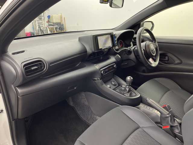 トヨタ ＧＲヤリス RC 兵庫県 2023(令5)年 2.6万km スーパーホワイトⅡ ・carrozzeriaディスプレイオーディオ（BT/USB/CD/DVD)/・社外前後ドライブレコーダー/・ETC2.0/・カーボンルーフ/・純正18インチAW/・KENWOOD製スピーカー/・バックカメラ/・リモコンキー