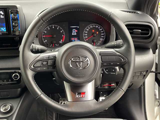 トヨタ ＧＲヤリス RC 兵庫県 2023(令5)年 2.6万km スーパーホワイトⅡ ・carrozzeriaディスプレイオーディオ（BT/USB/CD/DVD)/・社外前後ドライブレコーダー/・ETC2.0/・カーボンルーフ/・純正18インチAW/・KENWOOD製スピーカー/・バックカメラ/・リモコンキー