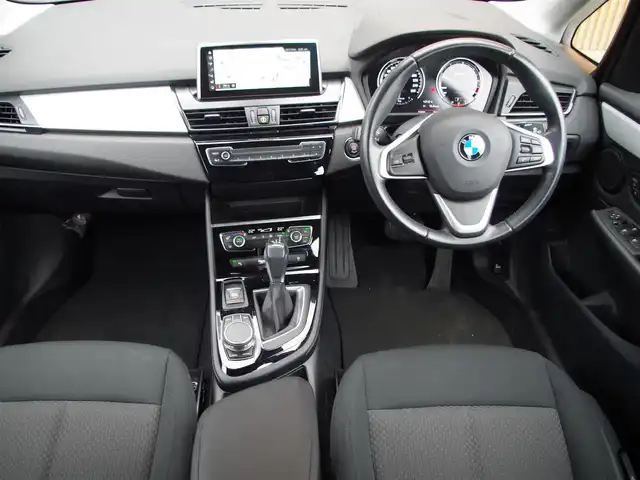 ＢＭＷ ２１８ｄ アクティブツアラー 埼玉県 2018(平30)年 1.6万km サファイアブラックP インテリジェントセーフティ /パークディスタンスコントロール /バックカメラ /iDriveナビ /ドライブレコーダー /ルームミラー内臓ETC /純正16インチAW /アイドリングストップシステム /横滑り防止装置 /Bluetooth