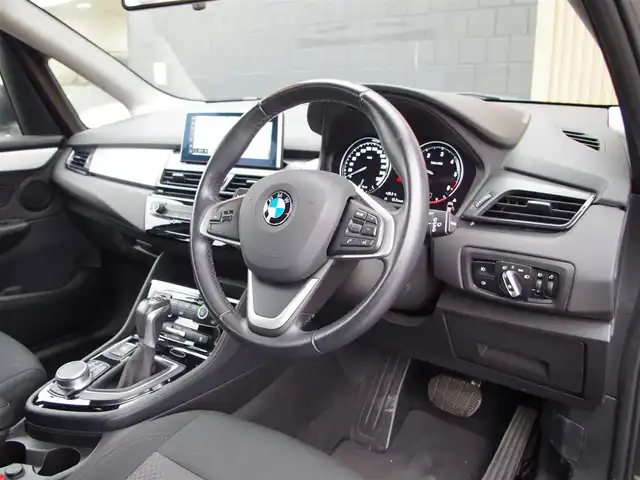 ＢＭＷ ２１８ｄ アクティブツアラー 埼玉県 2018(平30)年 1.6万km サファイアブラックP インテリジェントセーフティ /パークディスタンスコントロール /バックカメラ /iDriveナビ /ドライブレコーダー /ルームミラー内臓ETC /純正16インチAW /アイドリングストップシステム /横滑り防止装置 /Bluetooth