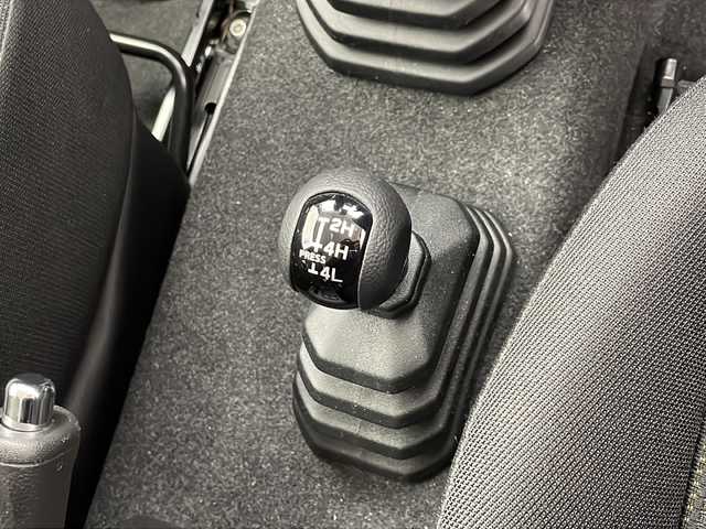 スズキ ジムニー XC 千葉県 2020(令2)年 3.4万km シフォンアイボリーM ５速ＭＴ/社外オーディオ/Bluetooth CD AM FM/４ＷＤ/シートヒーター/背面タイヤ/スマートキー/ＬＥＤオートライト/純正アルミホイール/純正フロアマット/スズキセーフティーサポート/オートマチックハイビーム/レーンキープアシスト/クルーズコントロール/ダウンヒルアシスト/衝突軽減ブレーキ